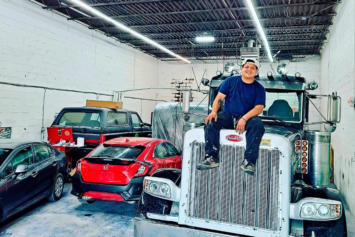 Mecánico trabajando en motor